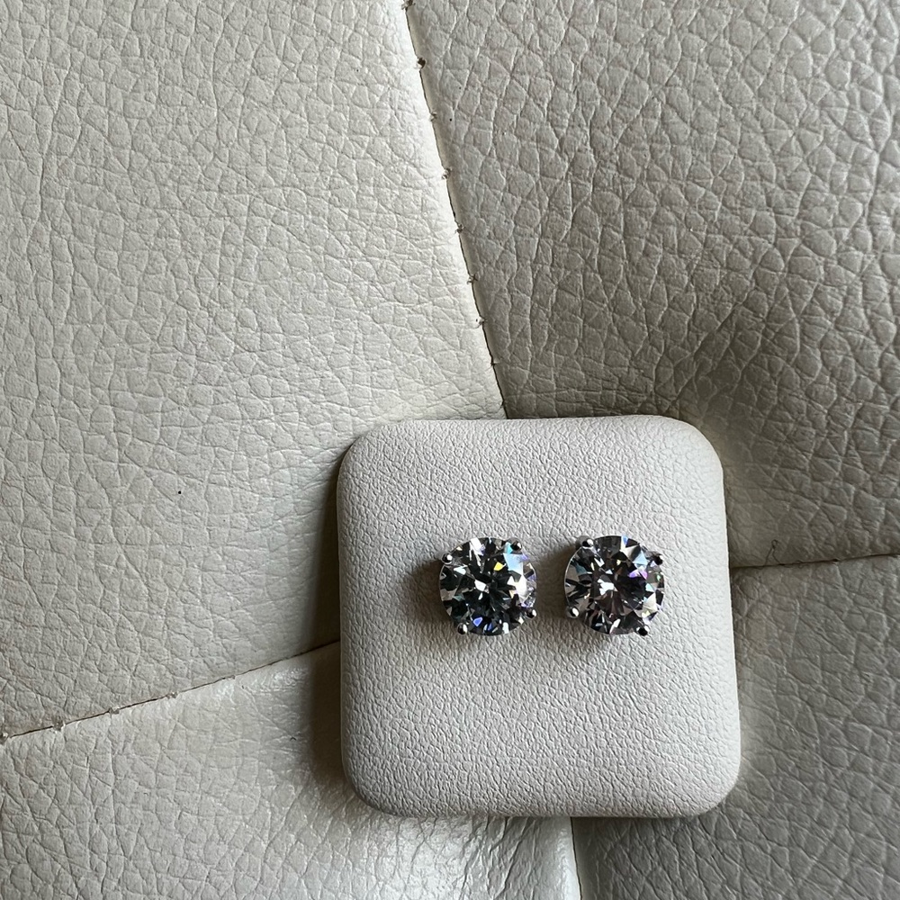 Moissanite earring and necklace 14K with GRA certificate..
